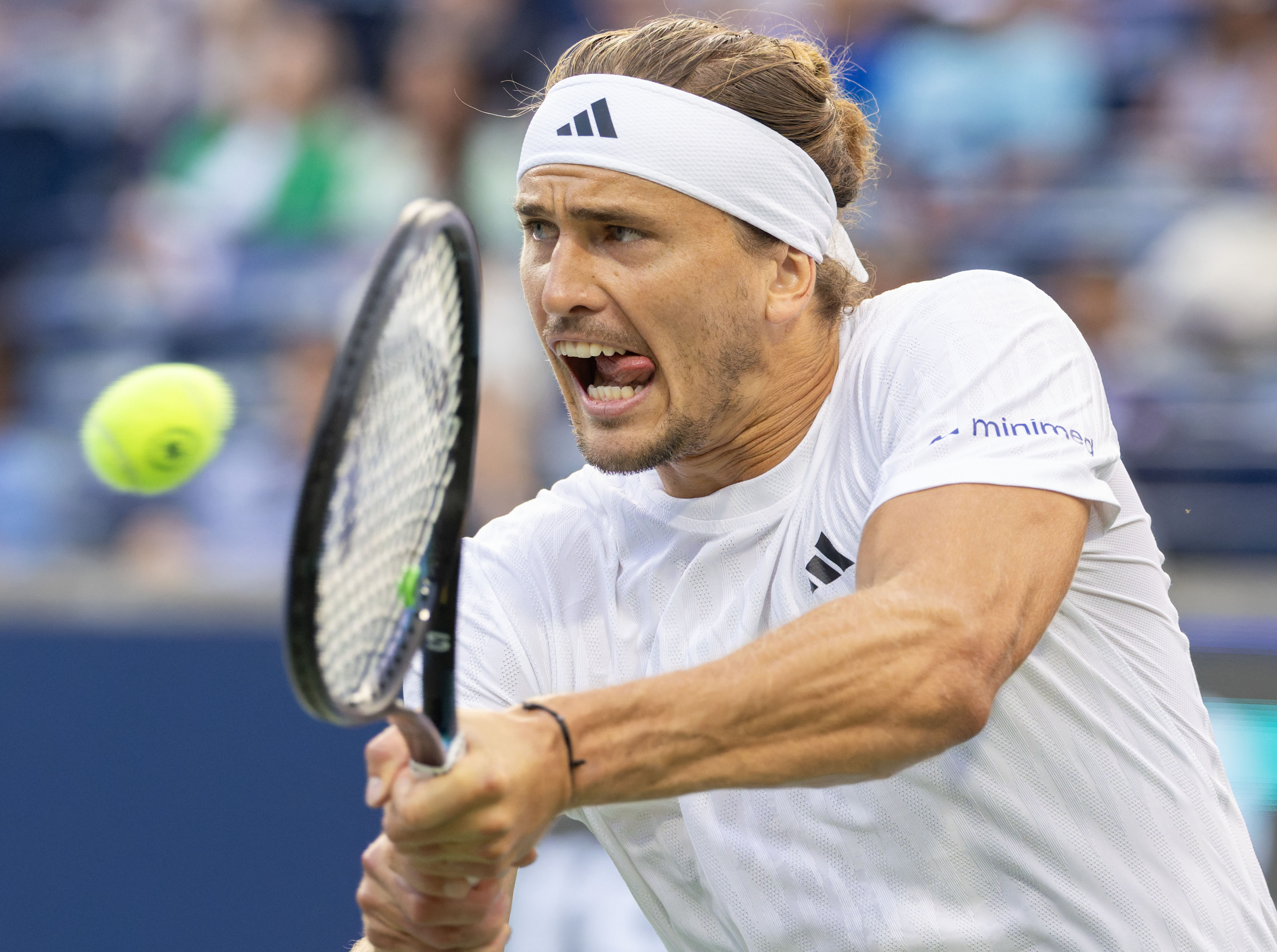 英国网球队鏖战意大利网球队，兹维列夫关键制胜的简单介绍