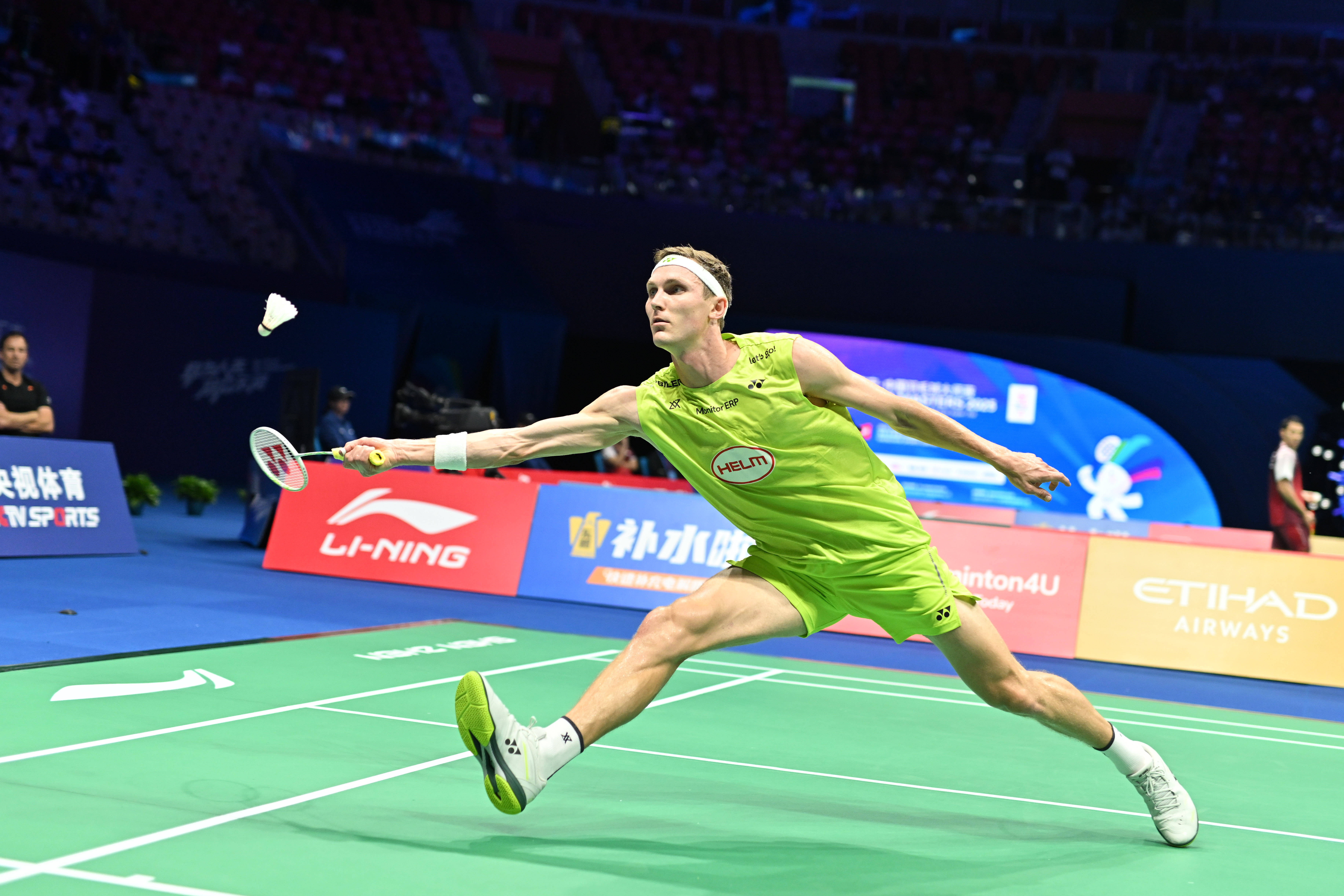 印尼羽毛球队爆冷中国羽毛球队，安赛龙惊艳世界