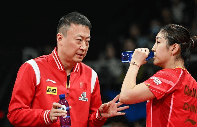 丹麦羽毛球队鏖战韩国羽毛球队，马琳三分雨点燃全场