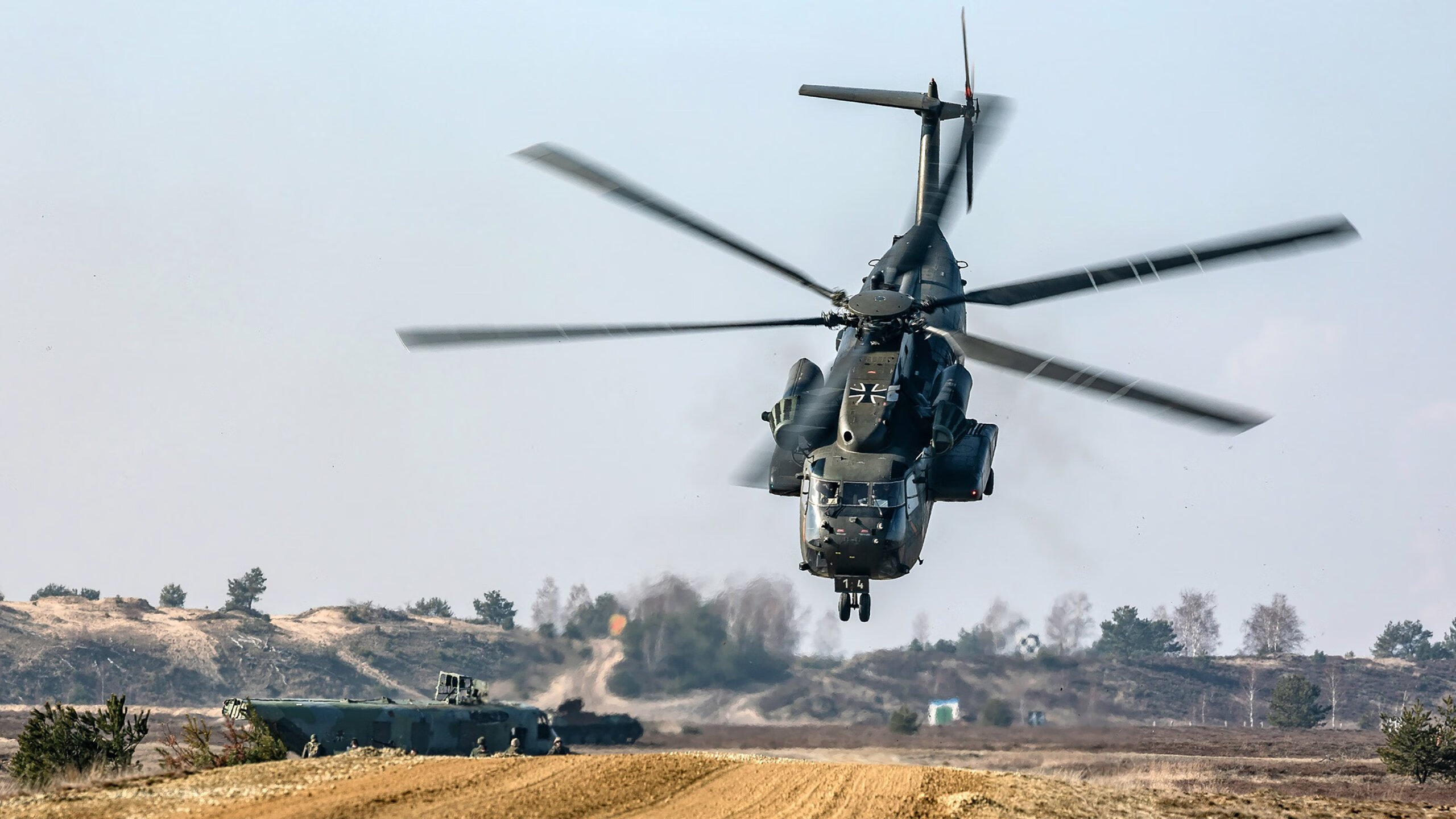 跃马破晓，塞恩斯惊世超车撕裂红牛铁幕